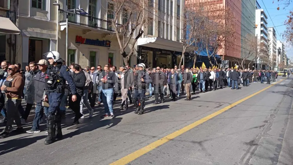 Απεργία ταξί: Πορεία των οδηγών προς το Μέγαρο Μαξίμου – Δείτε φωτογραφίες