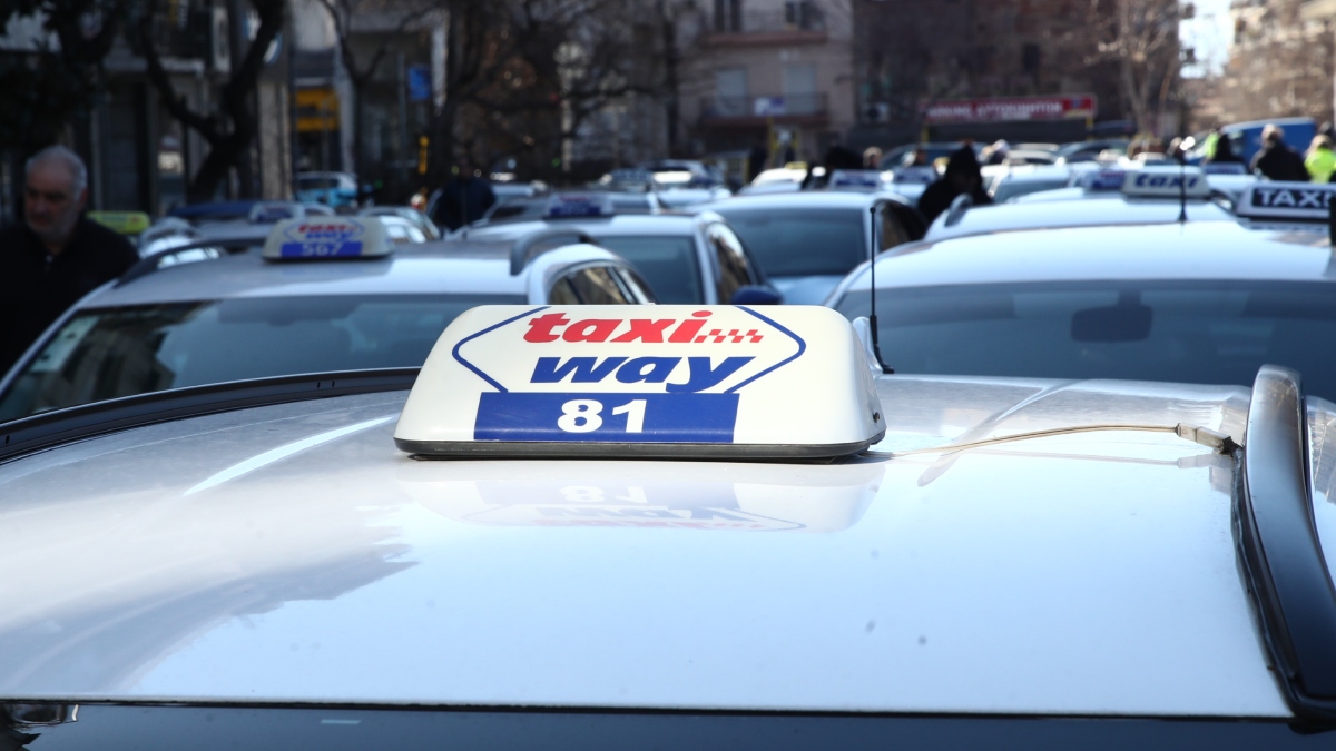 Θεσσαλονίκη: Ακινητοποίησαν οδηγό ταξί και προσπάθησαν να τον κλέψουν με την απειλή μαχαιριών