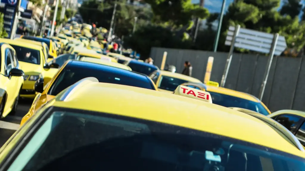 Χειροπέδες σε οδηγό ταξί στην Αθήνα – Είχε βάλει διπλή ταρίφα σε 56 κούρσες