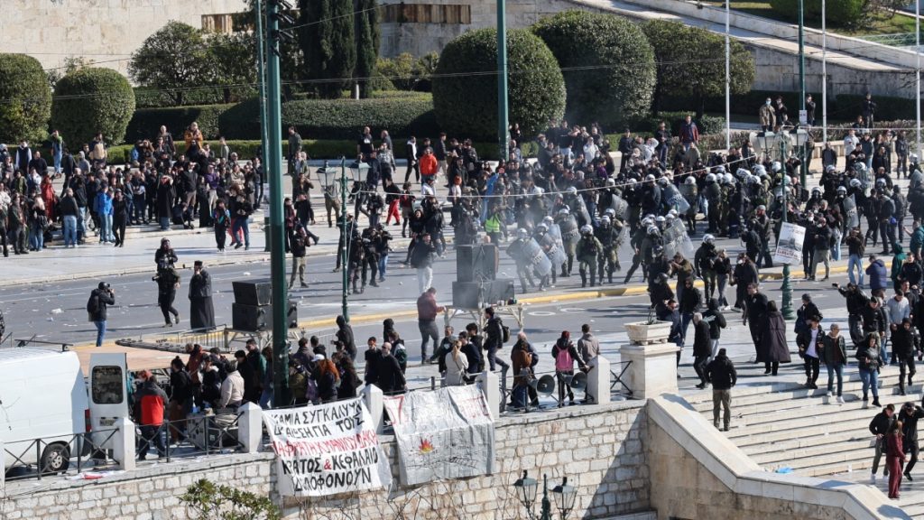 Τέμπη: Επεισόδια στο Σύνταγμα μετά το συλλαλητήριο (Εικόνες & Βίντεο)