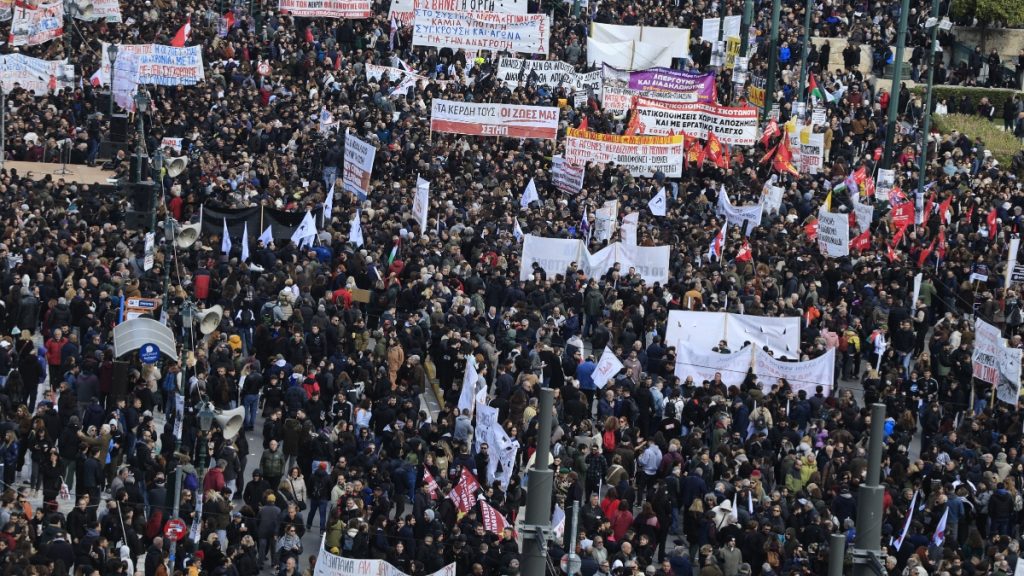 Σύνταγμα: Πλήθος κόσμου τιμά τα Τέμπη – Τρία χρόνια από τη σιδηροδρομική τραγωδία (Εικόνες & Βίντεο)