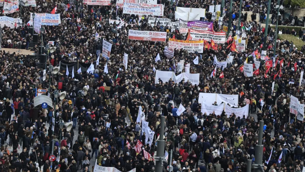 Σύνταγμα: Πλήθος κόσμου τιμά τα Τέμπη – Τρία χρόνια από τη σιδηροδρομική τραγωδία (Εικόνες & Βίντεο)