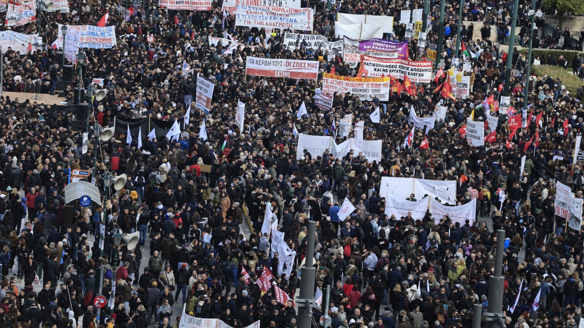 Σύνταγμα: Πλήθος κόσμου τιμά τα Τέμπη – Τρία χρόνια από τη σιδηροδρομική τραγωδία (Εικόνες & Βίντεο)