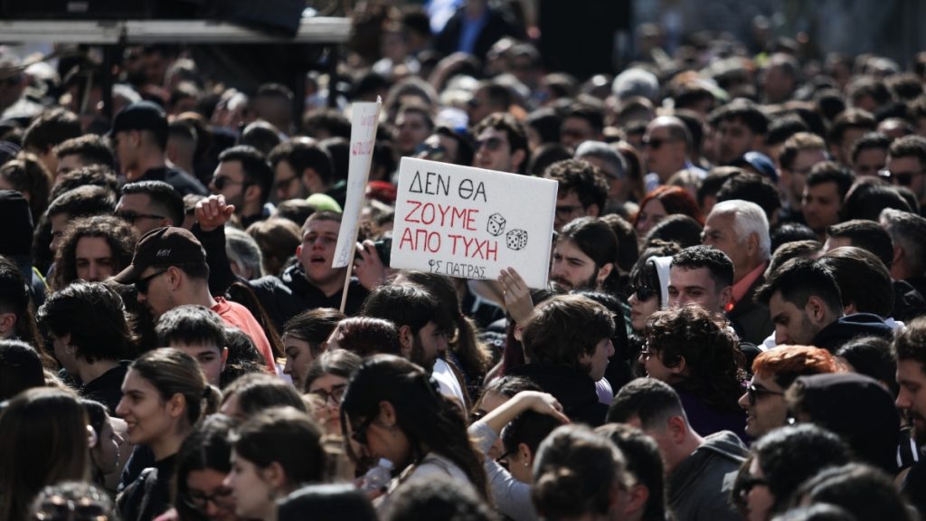 Απεργία 28 Φεβρουαρίου για τα Τέμπη: “Παραλύει” η χώρα από τις κινητοποιήσεις – Ποιοι συμμετέχουν