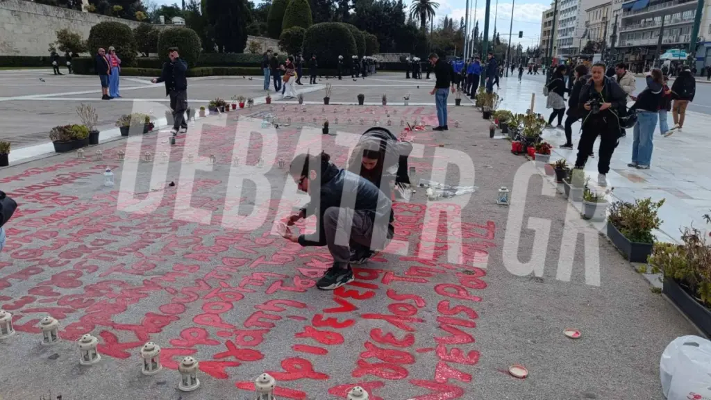 Τέμπη: Γράφουν ξανά τα ονόματα των θυμάτων μπροστά από τον Άγνωστο Στρατιώτη (εικόνες)