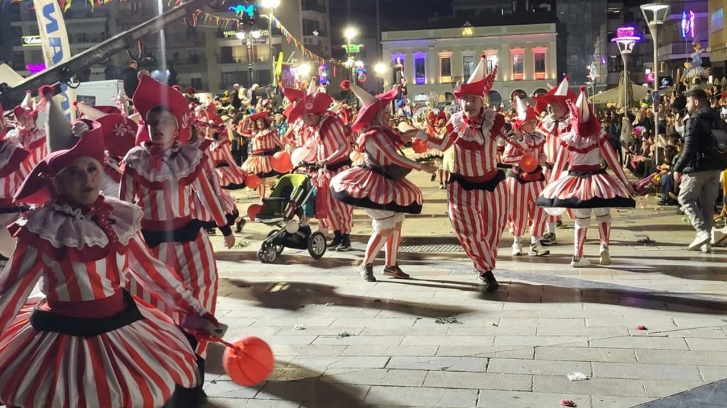 Πατρινό Καρναβάλι: Πλημμύρισε με κόσμο η πόλη στην νυχτερινή ποδαράτη παρέλαση – Πάνω από 50.000 καρναβαλιστές στον δρόμο (βίντεο)