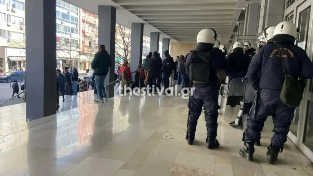 Θεσσαλονίκη: Ελεύθεροι οι 38 συλληφθέντες από την επιχείρηση στο ΑΠΘ – Αναβλήθηκε η δίκη στο Αυτόφωρο