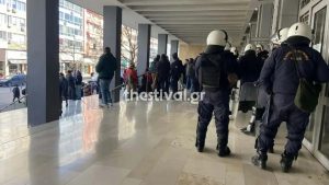 Θεσσαλονίκη: Στα δικαστήρια οι 38 συλληφθέντες από την επιχείρηση στο ΑΠΘ (βίντεο+φωτογραφίες)