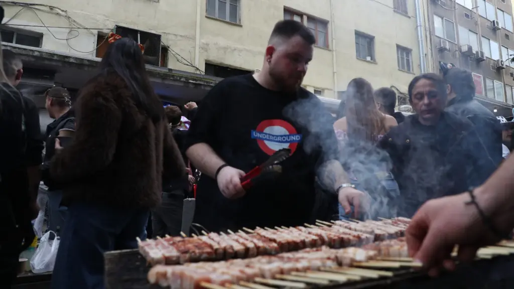 Θεσσαλονίκη: Κοσμοσυρροή στο κέντρο της πόλης για την Τσικνοπέμπτη (Εικόνες & Βίντεο)