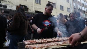 Θεσσαλονίκη: Κοσμοσυρροή στο κέντρο της πόλης για την Τσικνοπέμπτη (Εικόνες & Βίντεο)