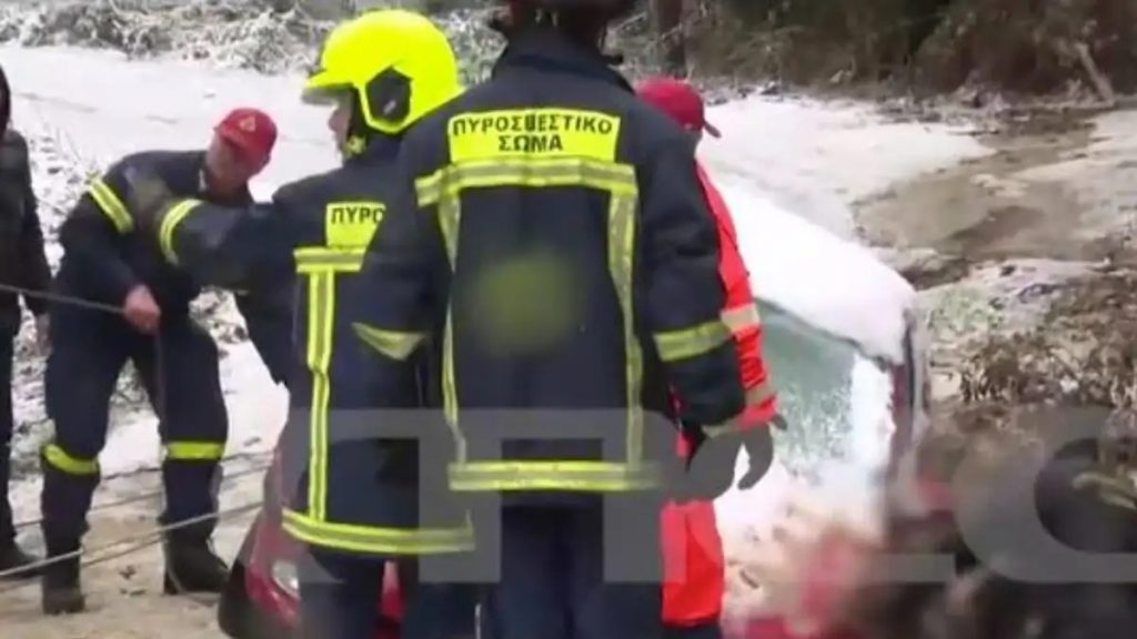 Χορτιάτη Θεσσαλονίκης: Αυτοκίνητο κρέμονταν από γκρεμό – Επιχείρηση διάσωσης για ηλικιωμένο