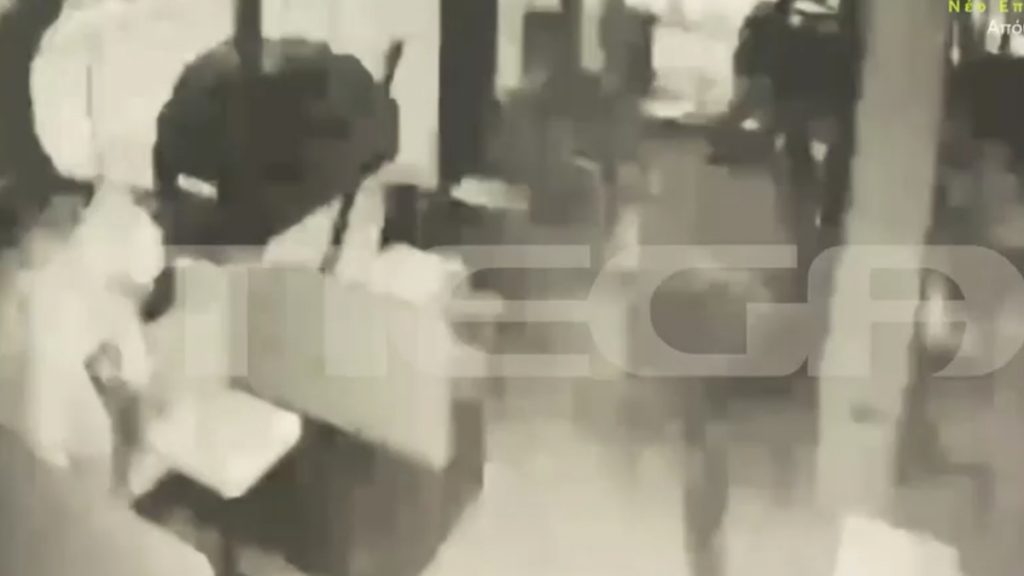 Θεσσαλονίκη: Η στιγμή που 40χρονος σπάει την πόρτα ζαχαροπλαστείου – Έκανε 10 διαρρήξεις σε ένα βράδυ (Βίντεο Ντοκουμέντο)