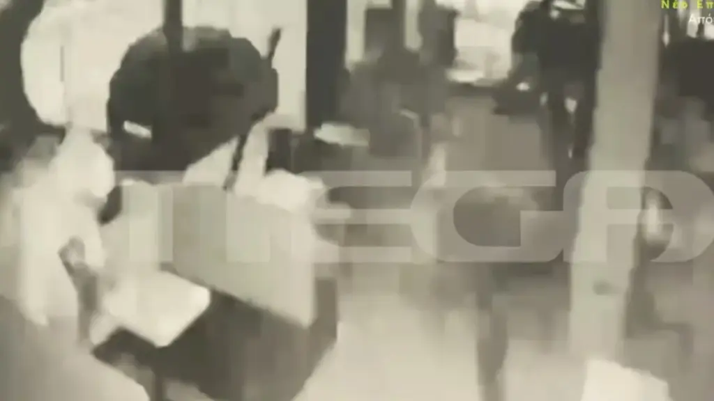 Θεσσαλονίκη: Η στιγμή που 40χρονος σπάει την πόρτα ζαχαροπλαστείου – Έκανε 10 διαρρήξεις σε ένα βράδυ (Βίντεο Ντοκουμέντο)