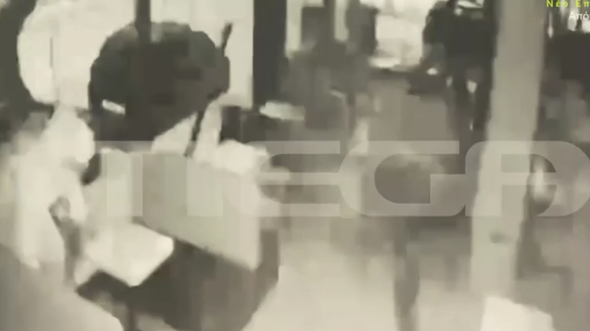 Θεσσαλονίκη: Η στιγμή που 40χρονος σπάει την πόρτα ζαχαροπλαστείου – Έκανε 10 διαρρήξεις σε ένα βράδυ (Βίντεο Ντοκουμέντο)