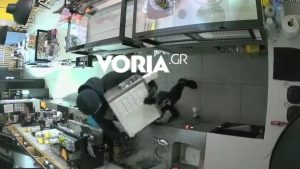 Θεσσαλονίκη: Διαρρήκτες μπούκαραν σε καφέ κι άρπαξαν μηχανή για… αφρόγαλα αξίας 4.000 ευρώ – Δείτε το βίντεο