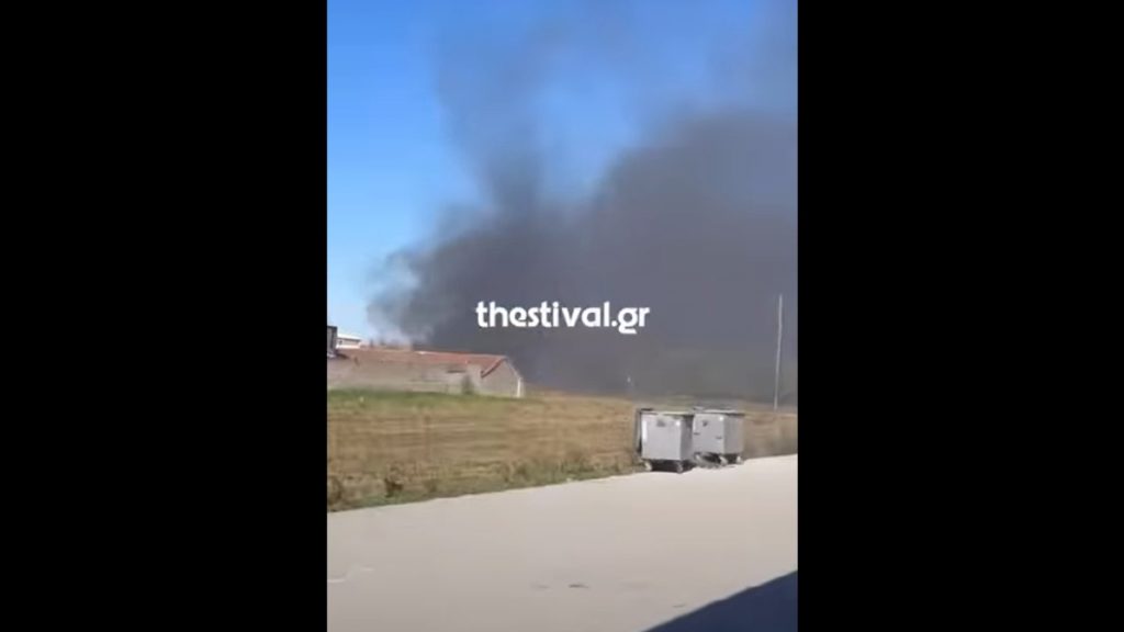 Θεσσαλονίκη: Σε εξέλιξη η πυρκαγιά σε βιοτεχνία στα Διαβατά – Τραυματίστηκε ένας πυροσβέστης (βίντεο)