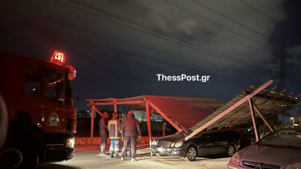 Θεσσαλονίκη: Σκεπή πάρκινγκ πλάκωσε ΙΧ στον Εύοσμο λόγω των ισχυρών ανέμων (φωτογραφίες)