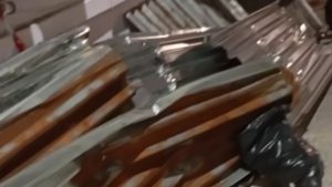 Θεσσαλονίκη: Κινδύνευσαν πολίτες από λαμαρινοκατασκευή που πήρε ο αέρας (βίντεο)