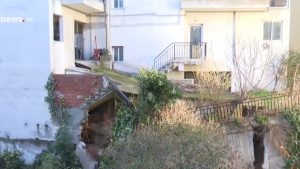 Θεσσαλονίκη: Ολόκληρη πλαγιά έτοιμη να πέσει πάνω σε πολυκατοικία στις Συκιές μετά την κακοκαιρία (βίντεο)