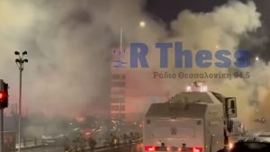 Οπλοστάσιο με μολότοφ, κοντάρια και αντιασφυξιογόνες μάσκες βρέθηκαν έξω από το ΑΠΘ – Τι λέει η ΕΛΑΣ