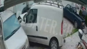 Βίντεο-ντοκουμέντο από την στιγμή του τροχαίου με φορτηγό στην Θηβών: Παρέσυρε 7 παρκαρισμένα οχήματα