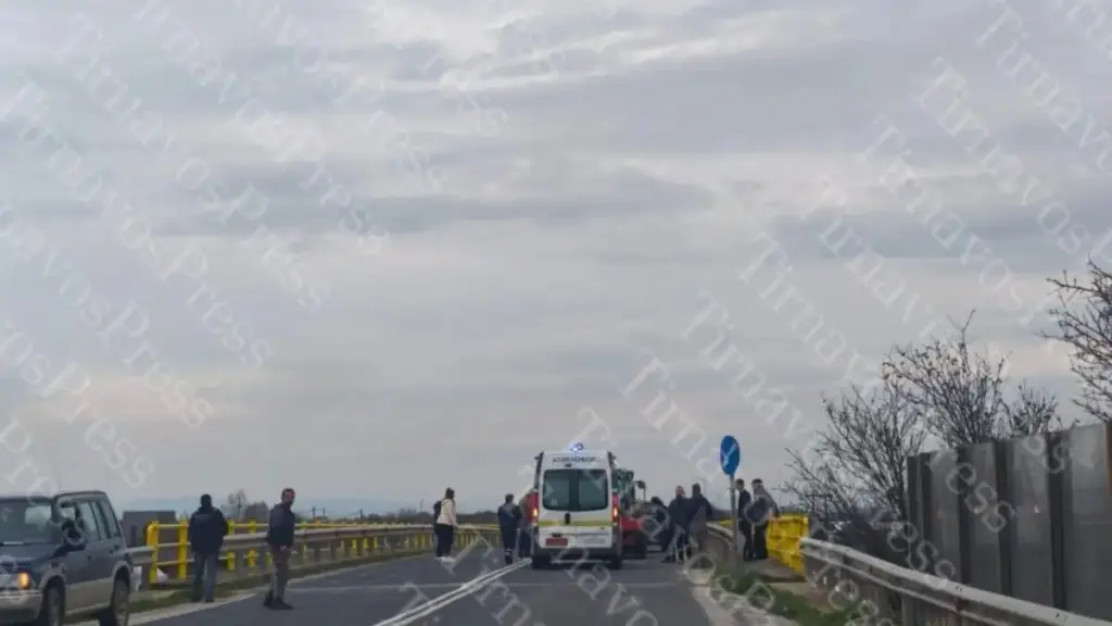 Τύρναβος: Γυναίκα καταπλακώθηκε από πλατφόρμα τρακτέρ σε σοβαρό τροχαίο (Βίντεο)