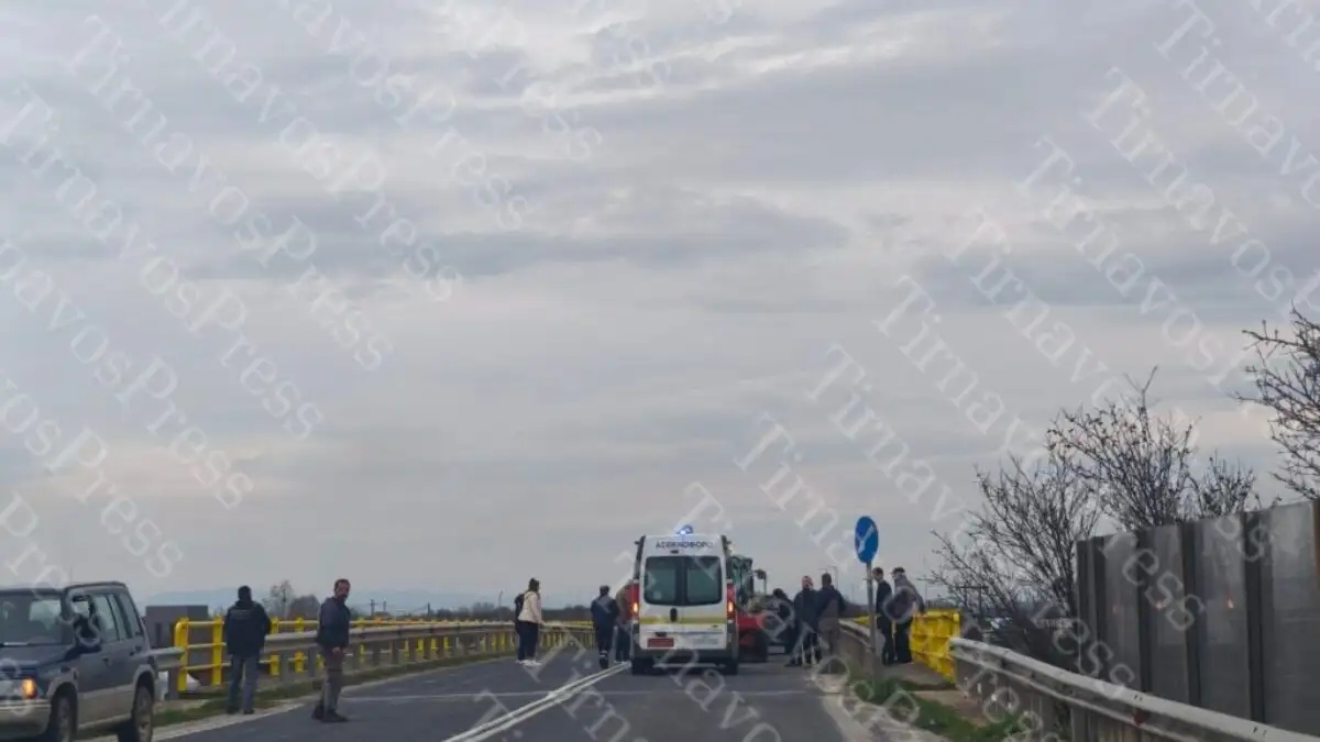 Τύρναβος: Γυναίκα καταπλακώθηκε από πλατφόρμα τρακτέρ σε σοβαρό τροχαίο (Βίντεο)