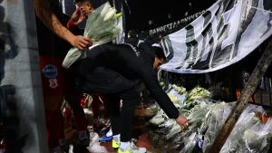 ΠΑΟΚ – Πανσερραϊκός: Το γήπεδο γέμισε δάκρυα, στεφάνια και τιμές στους «αδερφούς» (Εικόνες)