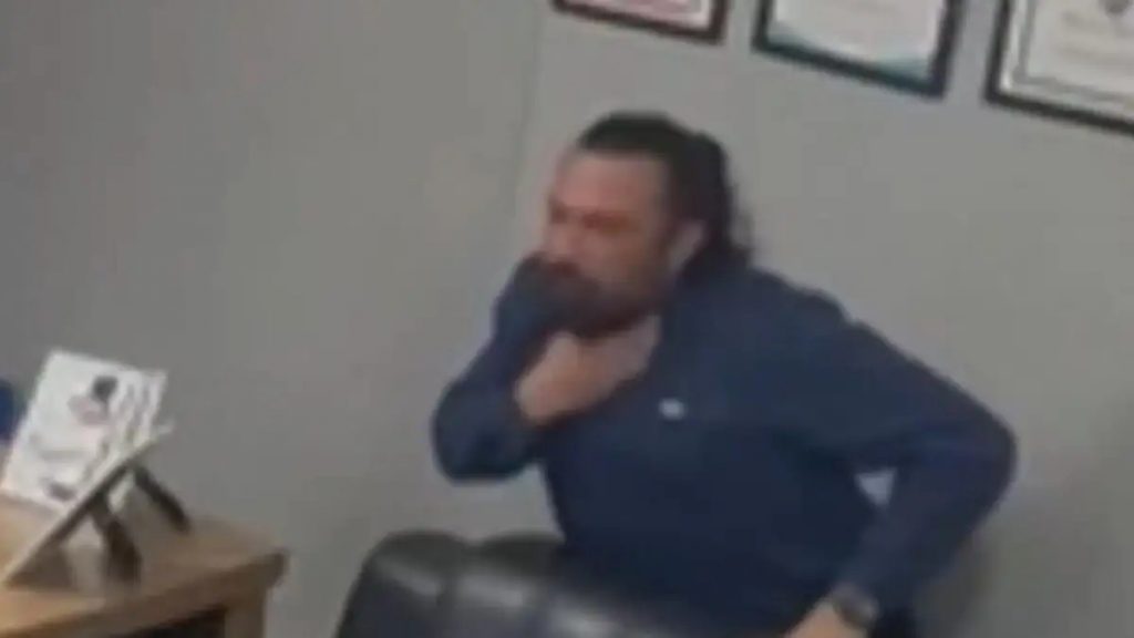 Τουρκία: Νοσηλευτής έσωσε τον εαυτό του με τη λαβή Χάιμλιχ ενώ πνιγόταν