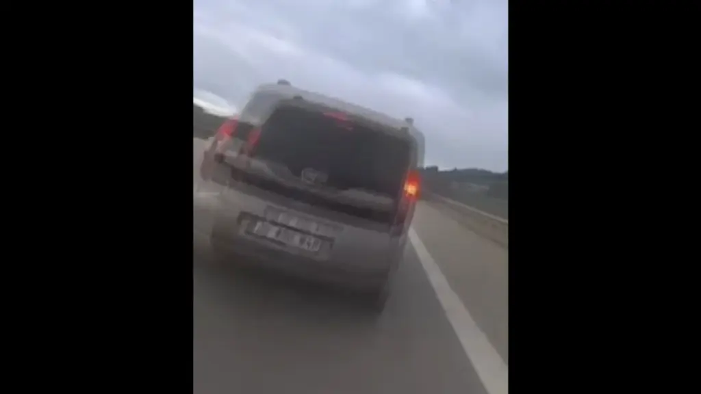 Σοκαριστικό τροχαίο στην Τουρκία: Οδηγός μηχανής “καρφώθηκε” με 113 χλμ./ώρα σε φορτηγάκι (βίντεο)