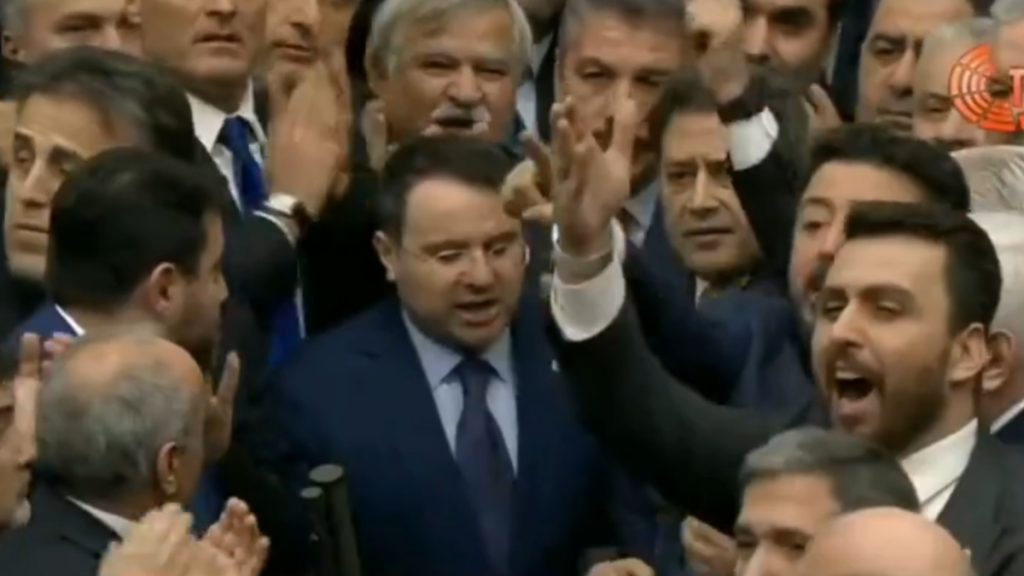 Τουρκία: Χαμός στην Βουλή κατά την ορκωμοσία των υπουργών Δικαιοσύνης και Εσωτερικών (βίντεο)