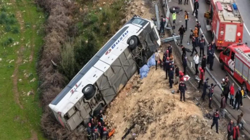 Τουρκία: Οκτώ νεκροί και 26 τραυματίες σε δυστύχημα με λεωφορείο στην Αττάλεια – «Υπήρχε ομίχλη και ο δρόμος γλιστρούσε»