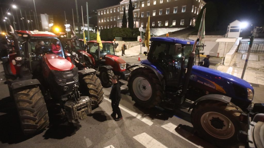 Αγρότες: Κάνουν «ολονυχτία» στο Σύνταγμα – Θα διανυκτερεύσουν έξω από τη Βουλή με τα τρακτέρ τους και στήνουν πάγκους με τα προϊόντα τους