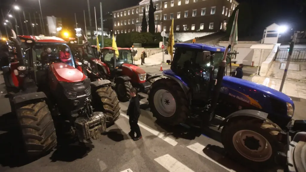 Διανυκτέρευσαν στο Σύνταγμα οι αγρότες με πάνω από 40 τρακτέρ – «Θα συνεχίσουμε τον αγώνα μας»