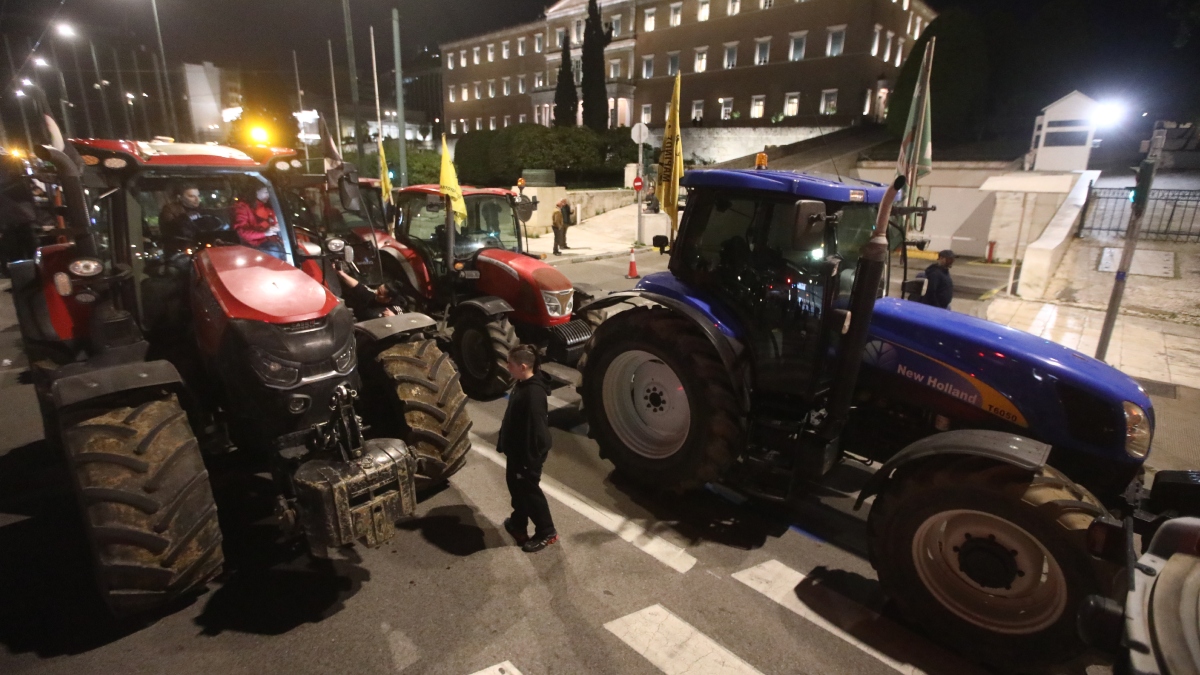 Αγρότες: Κάνουν «ολονυχτία» στο Σύνταγμα – Θα διανυκτερεύσουν έξω από τη Βουλή με τα τρακτέρ τους και στήνουν πάγκους με τα προϊόντα τους