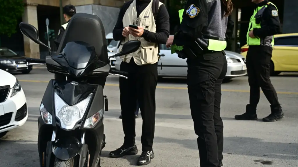 Σαρωτικοί έλεγχοι της Τροχαίας σε δικυκλιστές: Πάνω από 1.040 παραβάσεις για μη χρήση κράνους