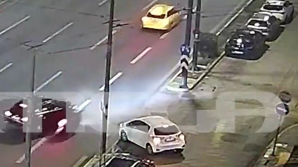 Σοκαριστικό τροχαίο στη Λεωφόρο Συγγρού:  Αυτοκίνητο συγκρούστηκε με μηχανή – Χωρίς τις αισθήσεις του ο μοτοσικλετιστής (Bίντεο)