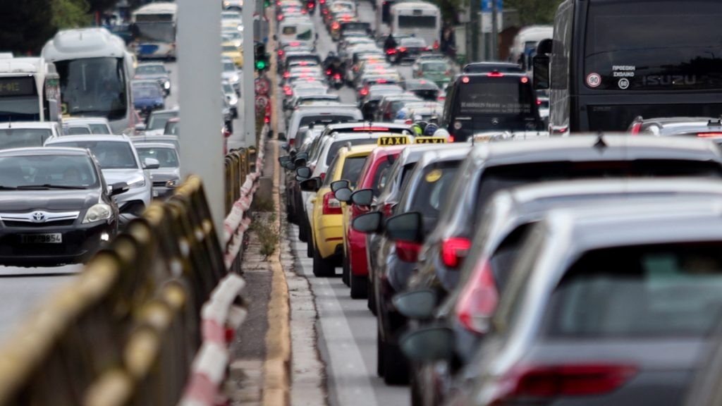 Σοβαρό τροχαίο στη Συγγρού: Αυτοκίνητο παρέσυρε πεζό