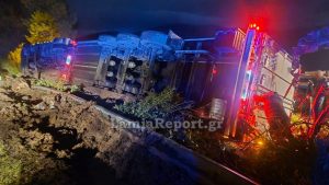 Τροχαίο στην Αθηνών – Λαμίας: Τούμπαρε νταλίκα – ψυγείο με φρούτα (φωτογραφίες)