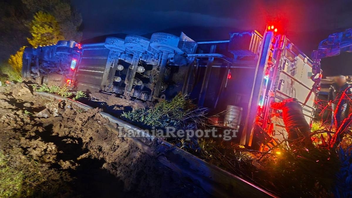 Τροχαίο στην Αθηνών – Λαμίας: Τούμπαρε νταλίκα – ψυγείο με φρούτα (φωτογραφίες)