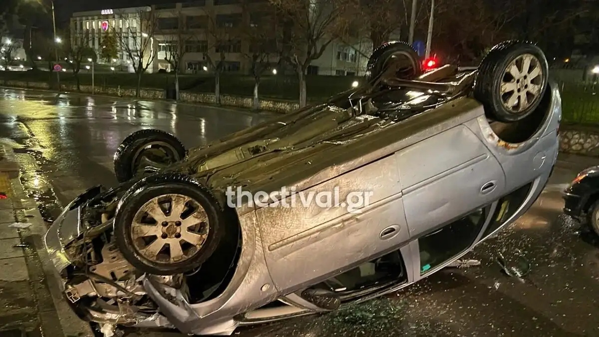 Θεσσαλονίκη: Αυτοκίνητο “καρφώθηκε” σε φανάρι και τούμπαρε (βίντεο+φωτογραφίες)