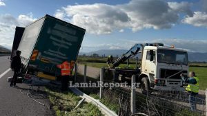 Εκτροπή νταλίκας στην Αθηνών – Λαμίας: Έκλεισε η δεξιά λωρίδα στο Κάστρο Βοιωτίας