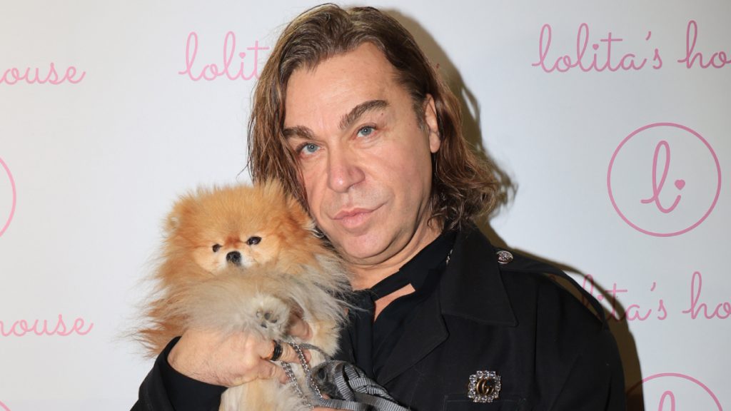 Τρύφωνας Σαμαράς: Σκοτώθηκε το σκυλάκι του στα παρασκήνια του J2US – Έπεσε από σκαλωσιά 1,5 μέτρου