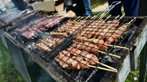 Καιρός: Τσικνοπέμπτη με βροχές και καταιγίδες – Δυσκολεύει το ψήσιμο σε εξωτερικούς χώρους