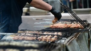 Τσικνοπέμπτη: Υγιεινά tips για να απολαύσετε τη μέρα 