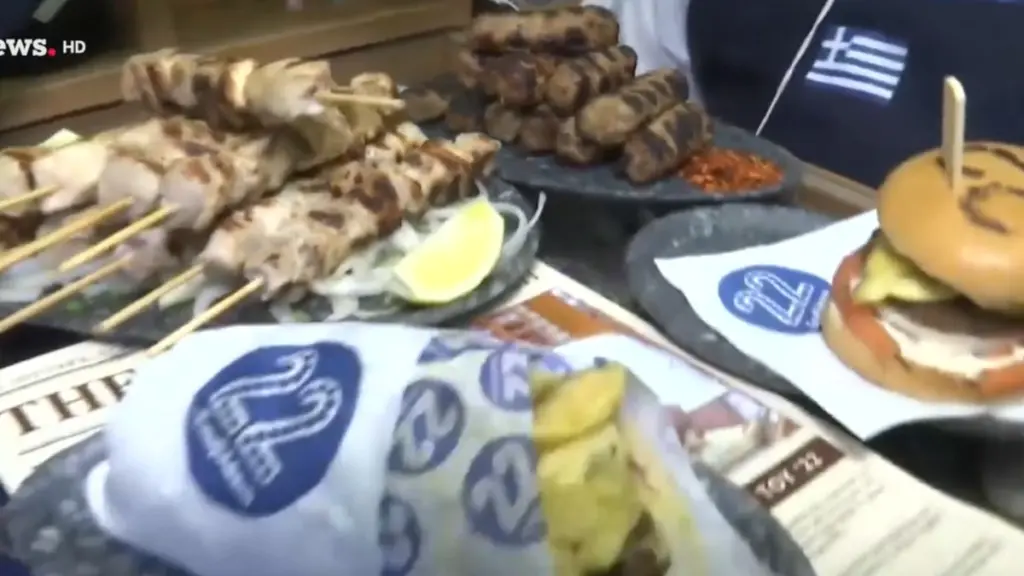 Τσικνοπέμπτη: Από νωρίς οι ψησταριές στις γειτονιές της Θεσσαλονίκης (Βίντεο)