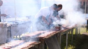 Τσικνοπέμπτη: Γέμισε “τσίκνα” η Αθήνα – Βγήκαν ψησταριές και κρέατα στην Βαρβάκειο (εικόνες)