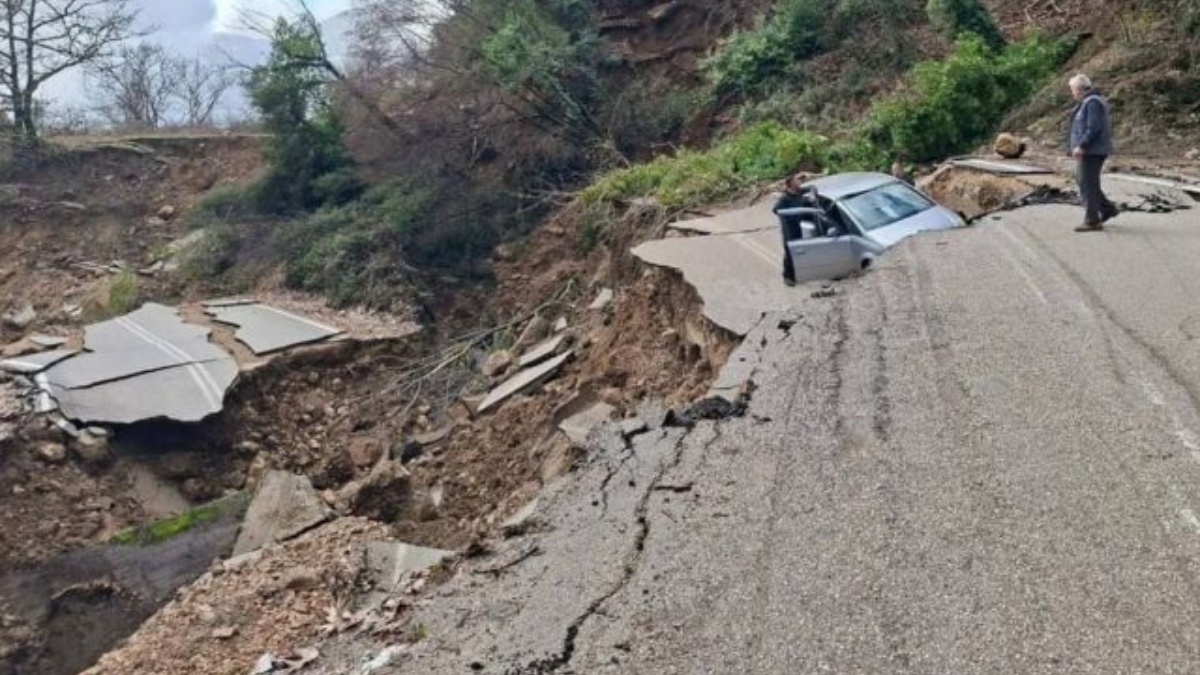 Τζουμέρκα: Οδηγός γλύτωσε την τελευταία στιγμή από πτώση στο κενό – Υποχώρησε το οδόστρωμα μετά από καθίζηση (φωτογραφίες)