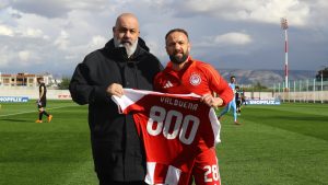 Ολυμπιακός Β’ – Καλαμάτα: Οι “ερυθρόλευκοι” βράβευσαν τον Βαλμπουένα που έπιασε τις 800 συμμετοχές