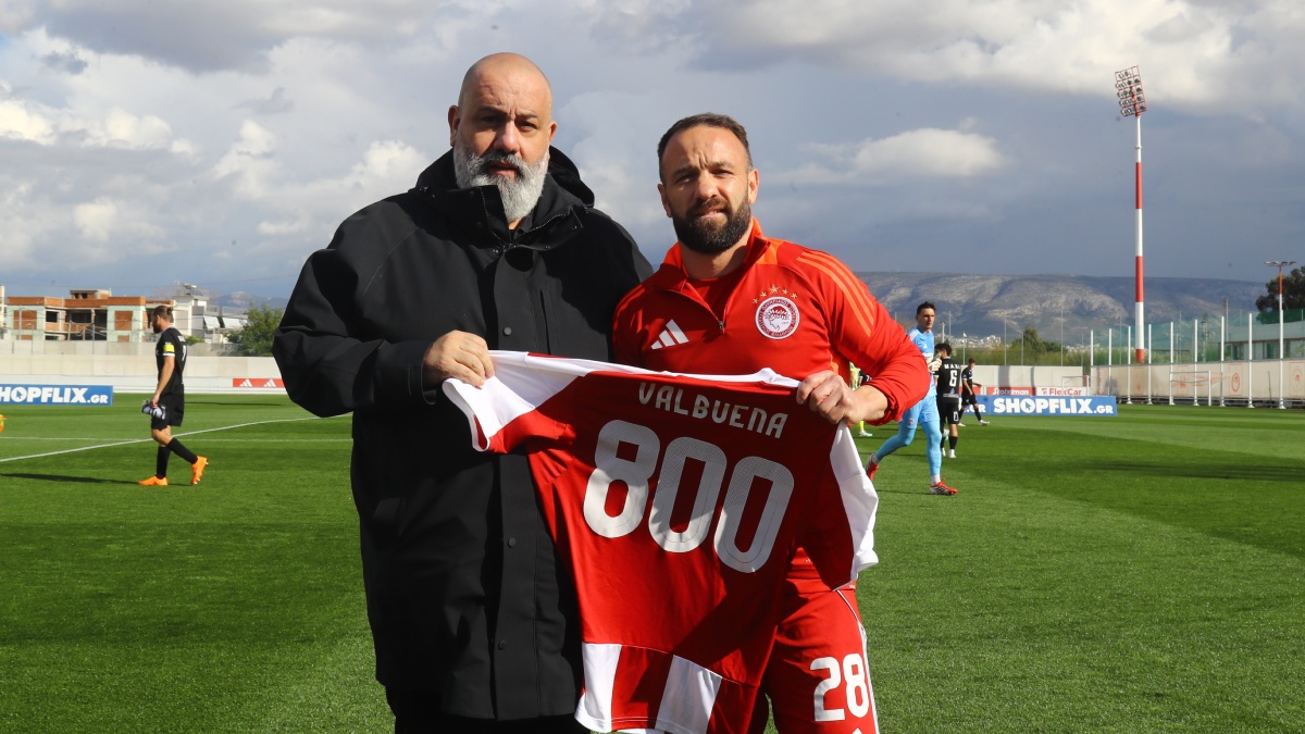 Ολυμπιακός Β’ – Καλαμάτα: Οι “ερυθρόλευκοι” βράβευσαν τον Βαλμπουένα που έπιασε τις 800 συμμετοχές